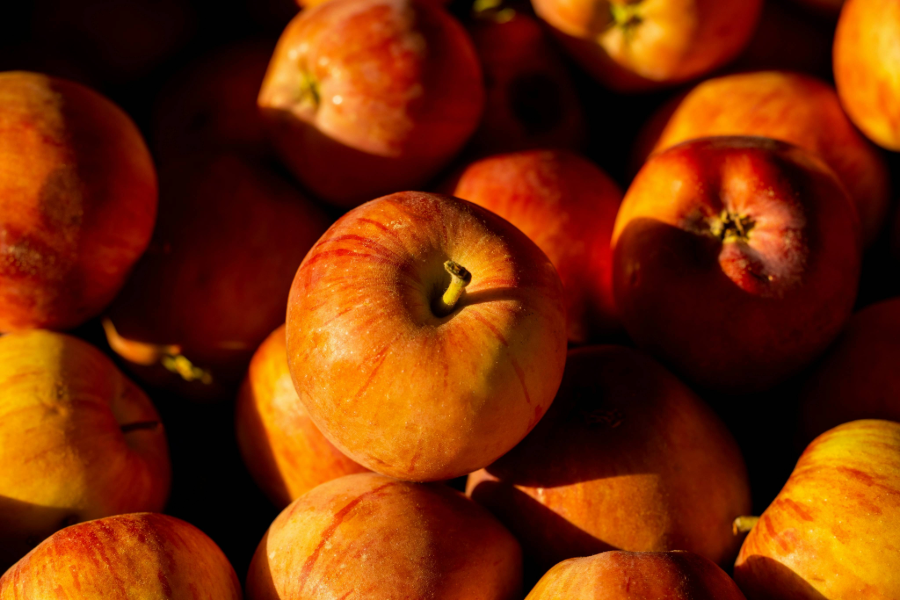 A photo of a pile of apples 